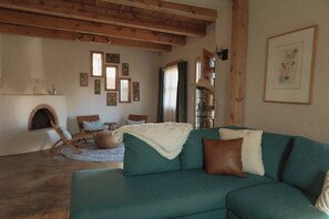 Smart TV, chimenea y oficina 