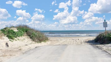 Playa en los alrededores, camastros y toallas de playa