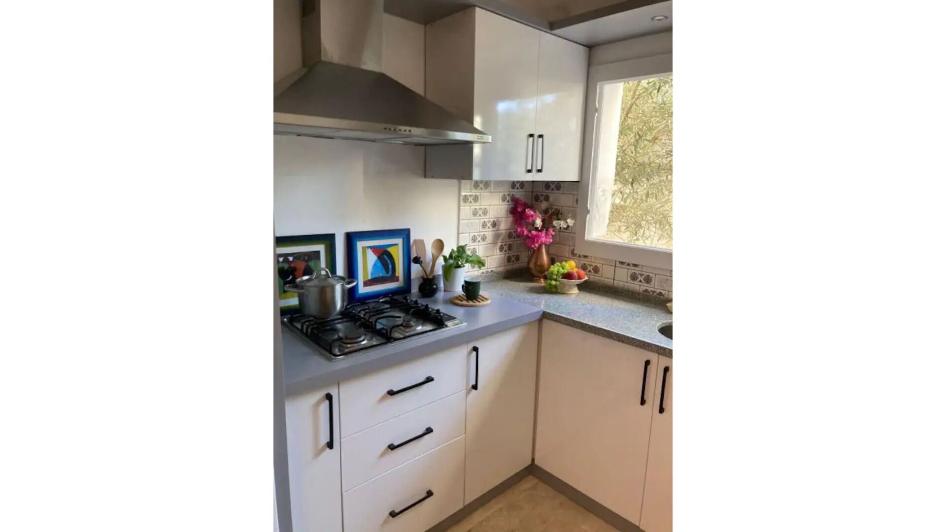 3 Minutes to the beach - Fully Furnished, Dedicated Work Space.