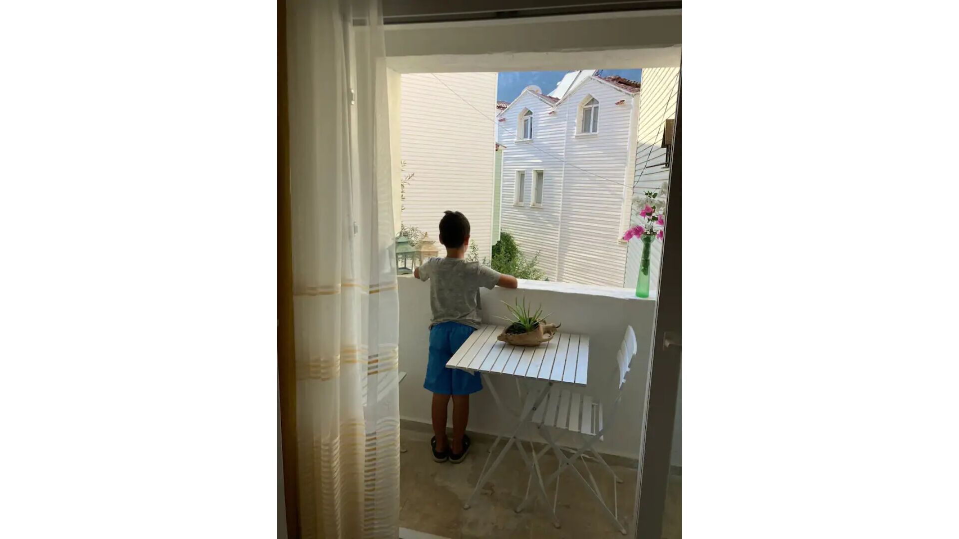 3 Minutes to the beach - Fully Furnished, Dedicated Work Space.