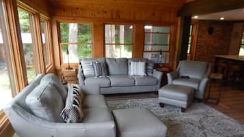 Smart TV, chimenea y reproductor de DVD