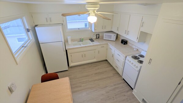 冰箱、微波炉、烤箱、炉灶