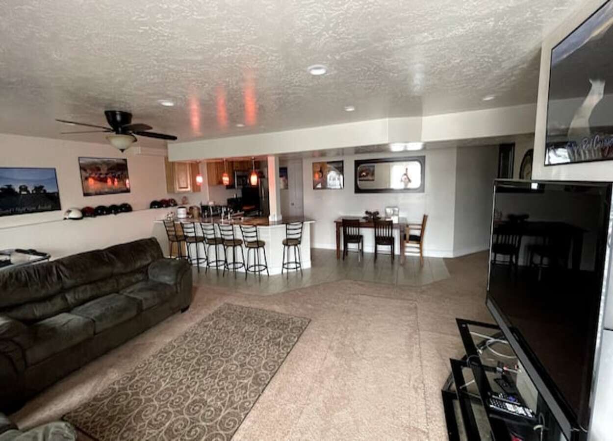 Beautiful Daylight Basement near Dinosaur National Monument & Flaming Gorge 
