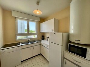 Fridge, dishwasher, toaster, cookware/dishes/utensils