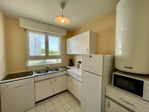 Fridge, dishwasher, toaster, cookware/dishes/utensils - Quiberon - 2 rooms - 50m² - Near beach (QUIBERON)