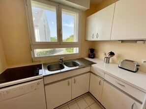 Kühlschrank, Geschirrspüler, Toaster, Kochgeschirr/Geschirr/Besteck