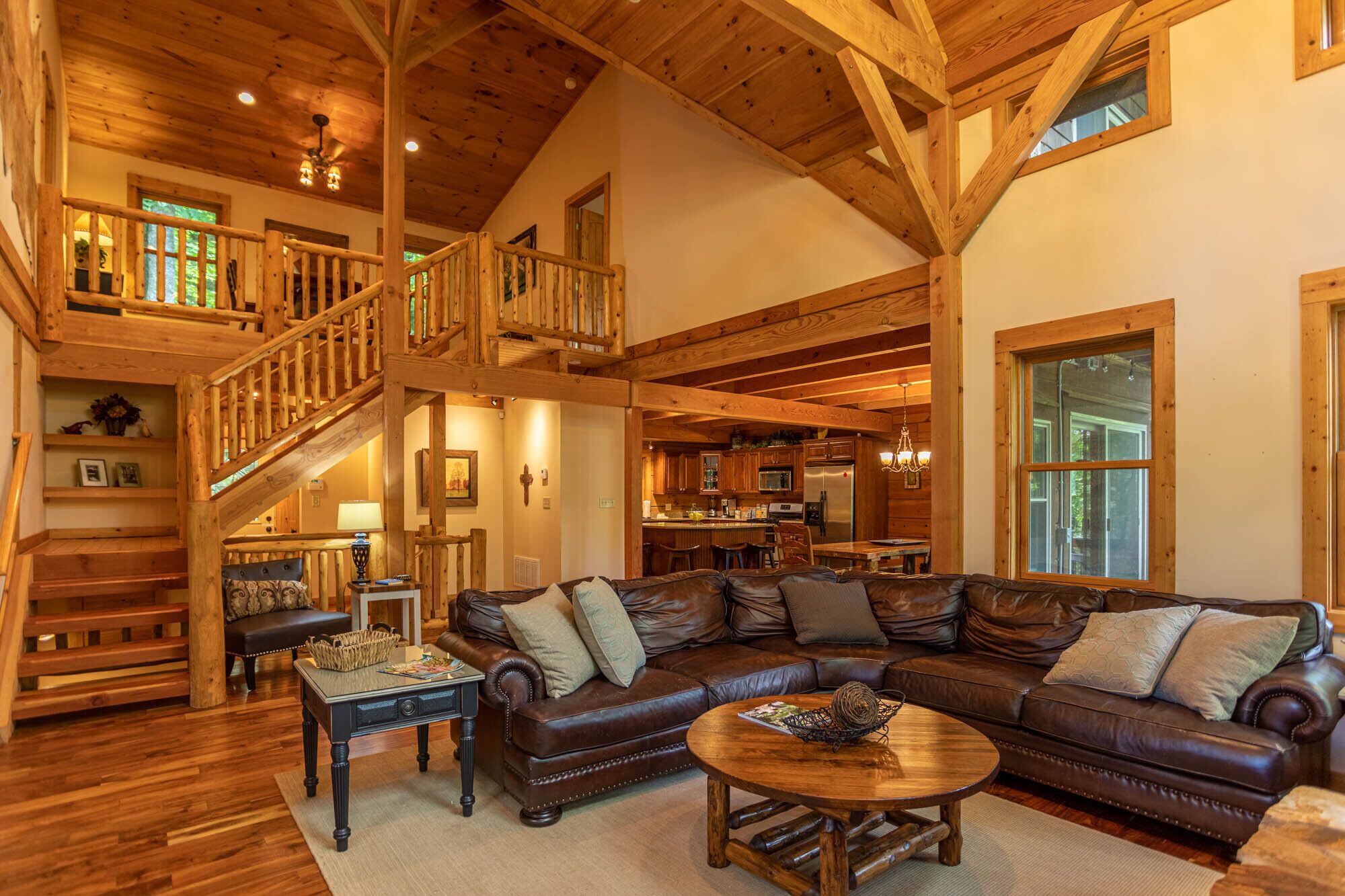 Enchanted Forest Retreat- Luxury log cabin with privacy, large Hot Tub, Pool Table