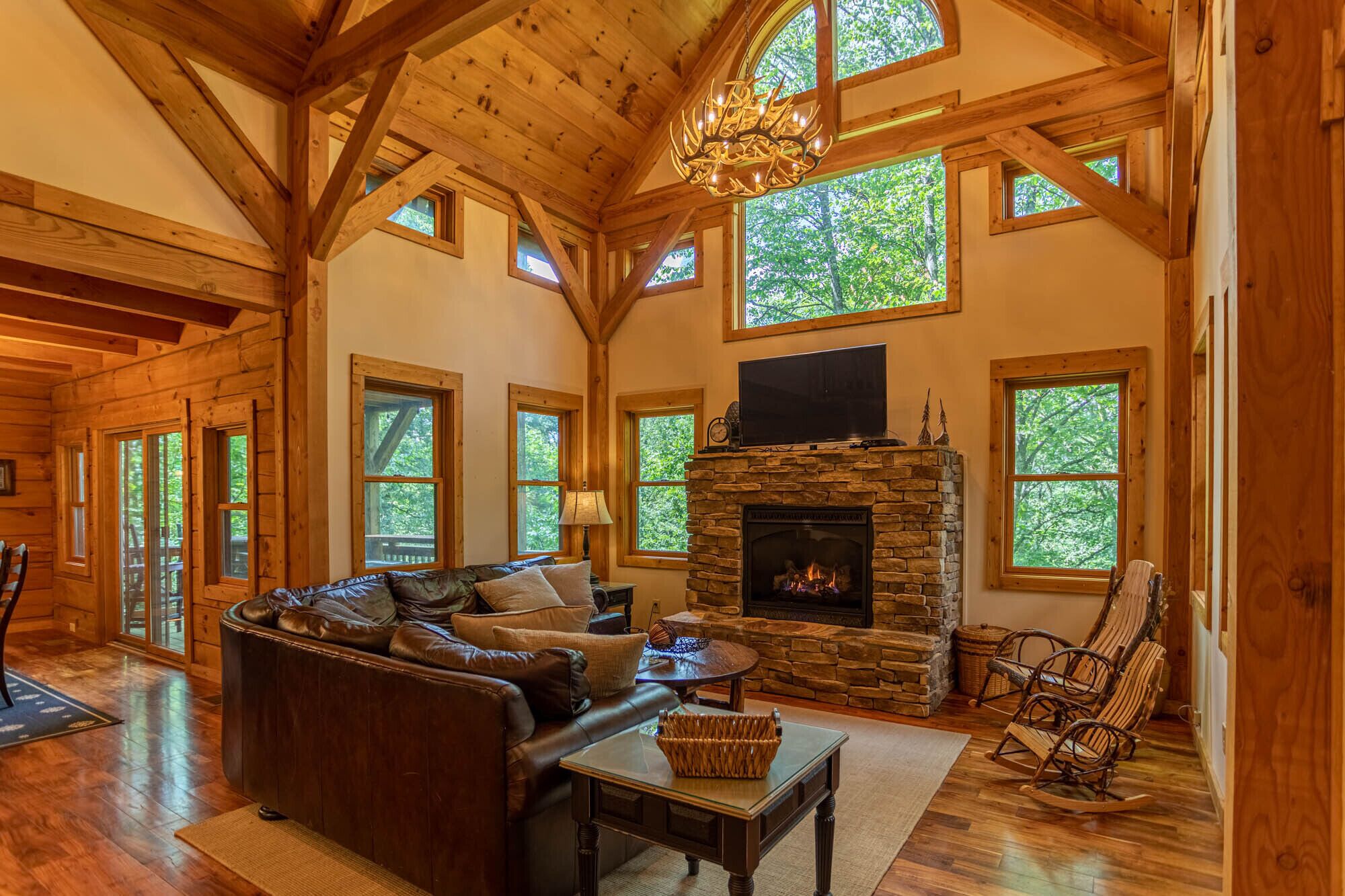 Enchanted Forest Retreat- Luxury log cabin with privacy, large Hot Tub, Pool Table