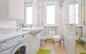 Shower, hair dryer - 2 bedroom nice apartment in Rapallo (Rapallo)