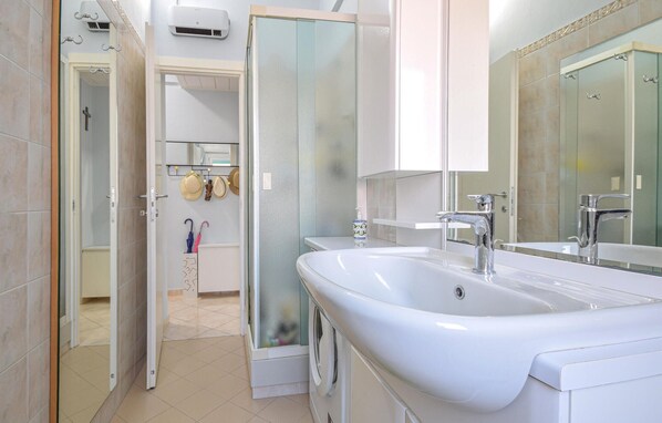 Shower, hair dryer - 2 bedroom nice apartment in Rapallo (Rapallo)