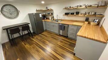 Réfrigérateur, four à micro-ondes, lave-vaisselle, cafetière-théière