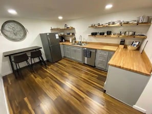 Refrigerador, microondas, lavavajillas, cafetera/tetera