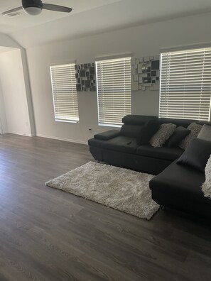 Smart TV - Quiet new construction home on culdesac street (Porter)