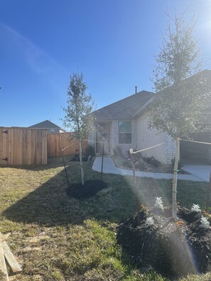 Property grounds - Quiet new construction home on culdesac street (Porter)