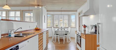 Køleskab, kogeplade, opvaskemaskine, kaffe-/temaskine