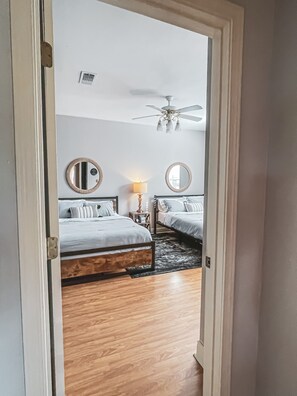2 Schlafzimmer, Schreibtisch, Bügeleisen/Bügelbrett, WLAN