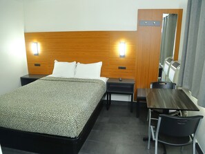 Room, 1 Queen Bed, Smoking | Living area | Flat-screen TV - Sofi Motel (Los Angeles)