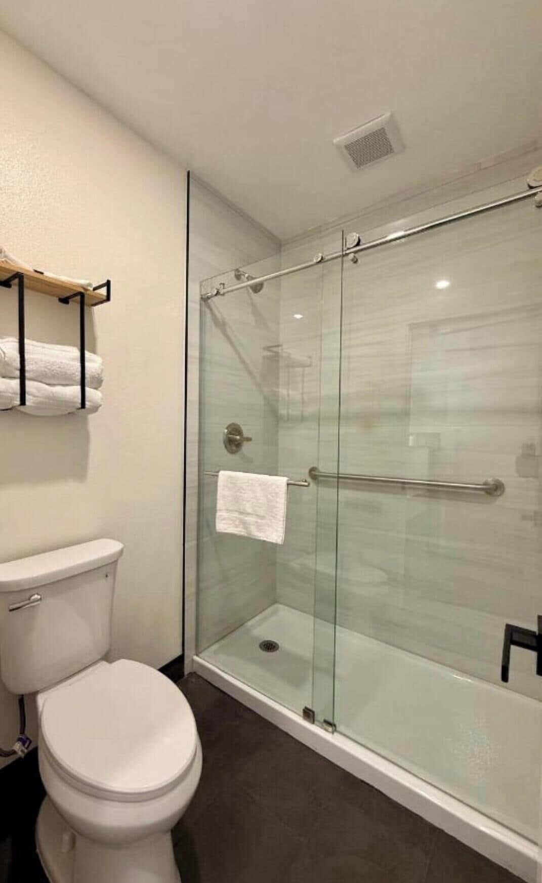 Rom, 1 queensize-seng, røyk | Bad | Håndklær