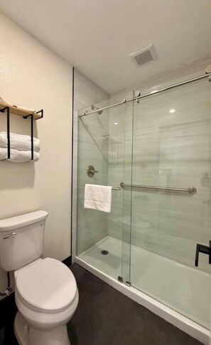 Habitació, 1 llit de matrimoni, fumadors | Bany | Tovalloles 