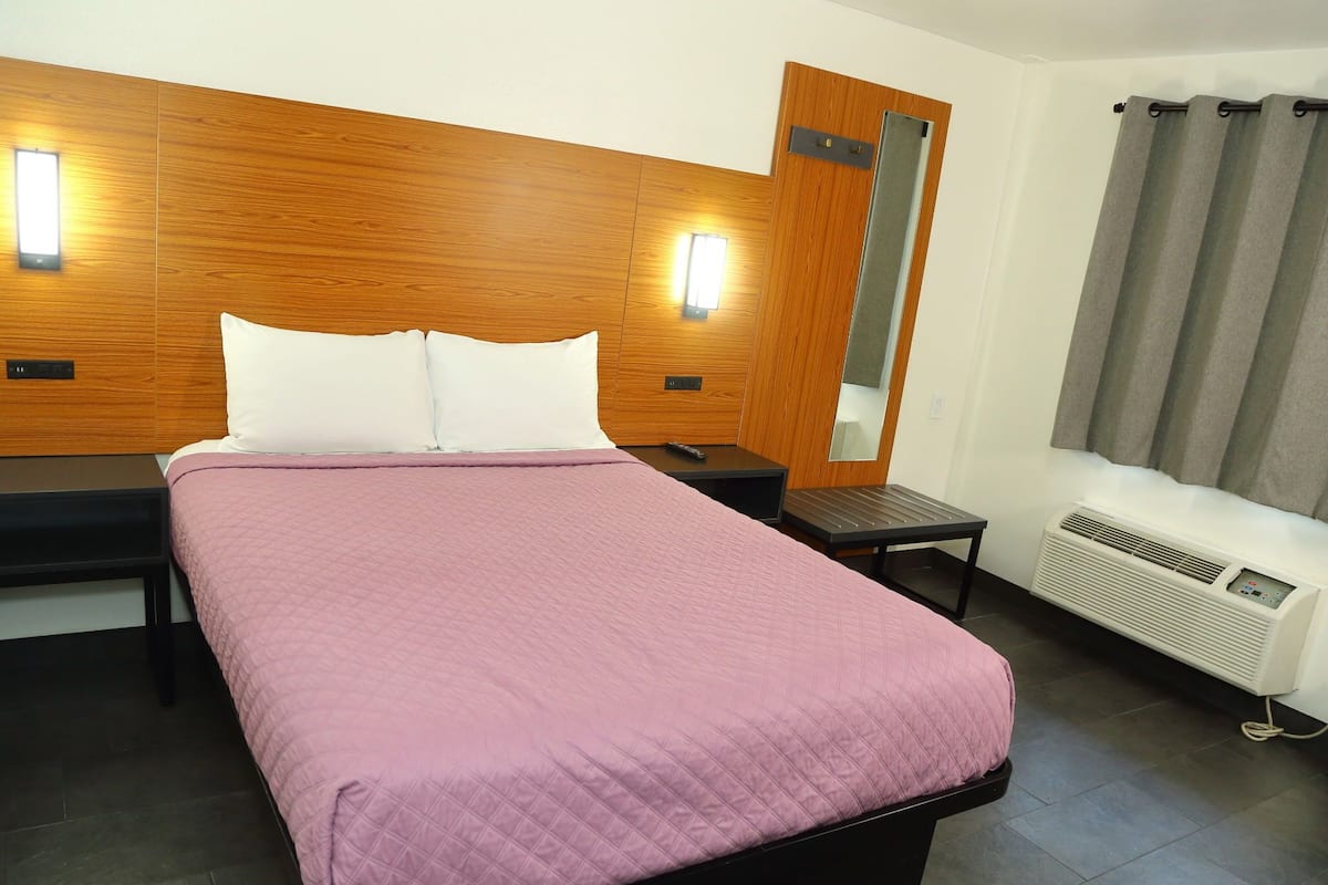 Zimmer, 1 Queen-Bett, Raucher | Wohnbereich | Flachbildfernseher