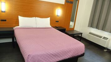 Habitación, 1 cama Queen size, para fumadores | Área de sala de estar | Televisión de pantalla plana