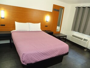 Room, 1 Queen Bed, Smoking | Living area | Flat-screen TV - Sofi Motel (Los Angeles)