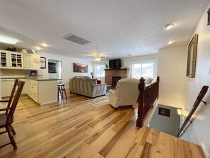 Televisión, chimenea y oficina 