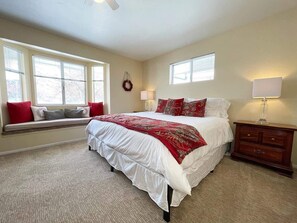 6 bedrooms, desk, iron/ironing board, travel crib