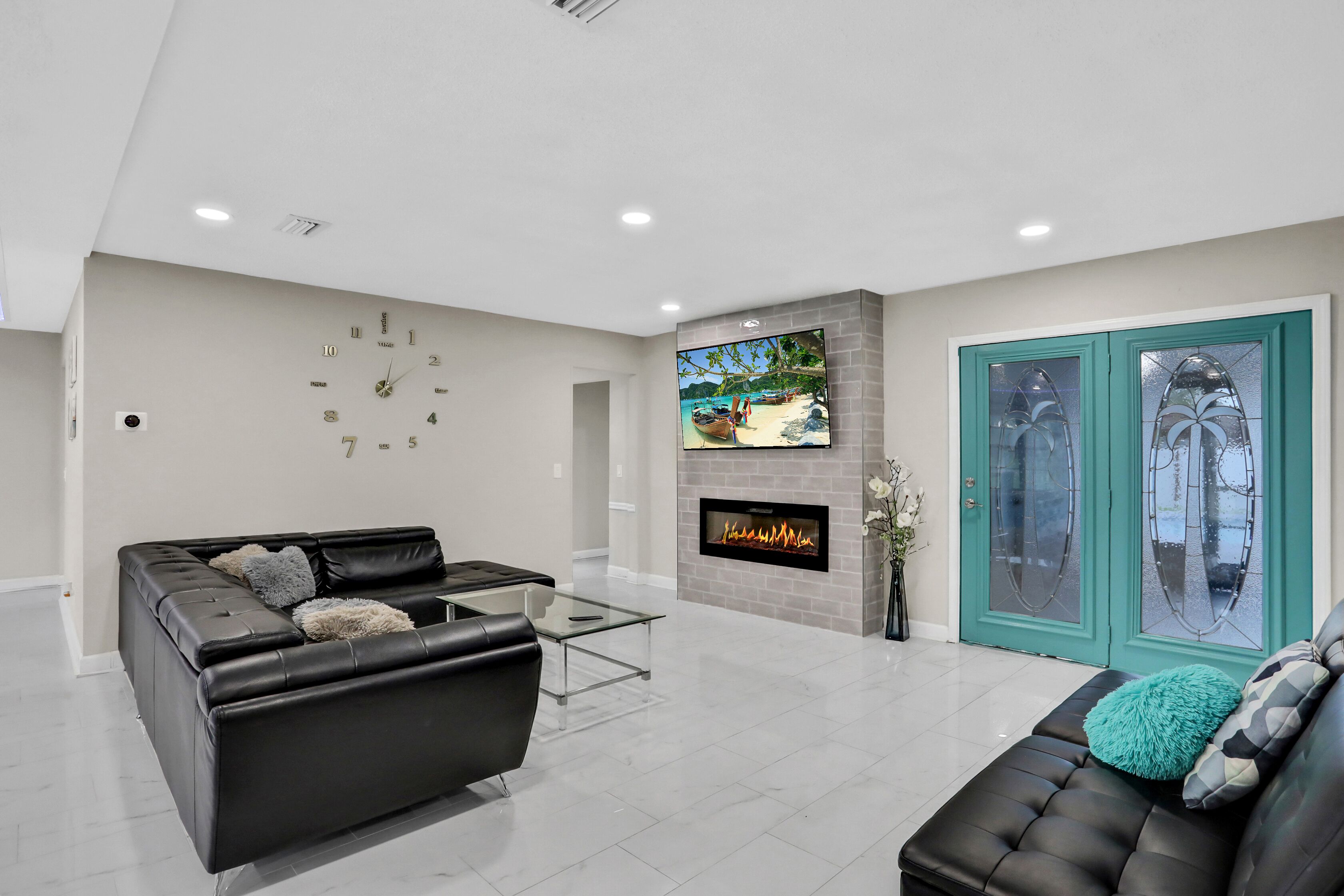 Delighted Modern Home private pool&patio