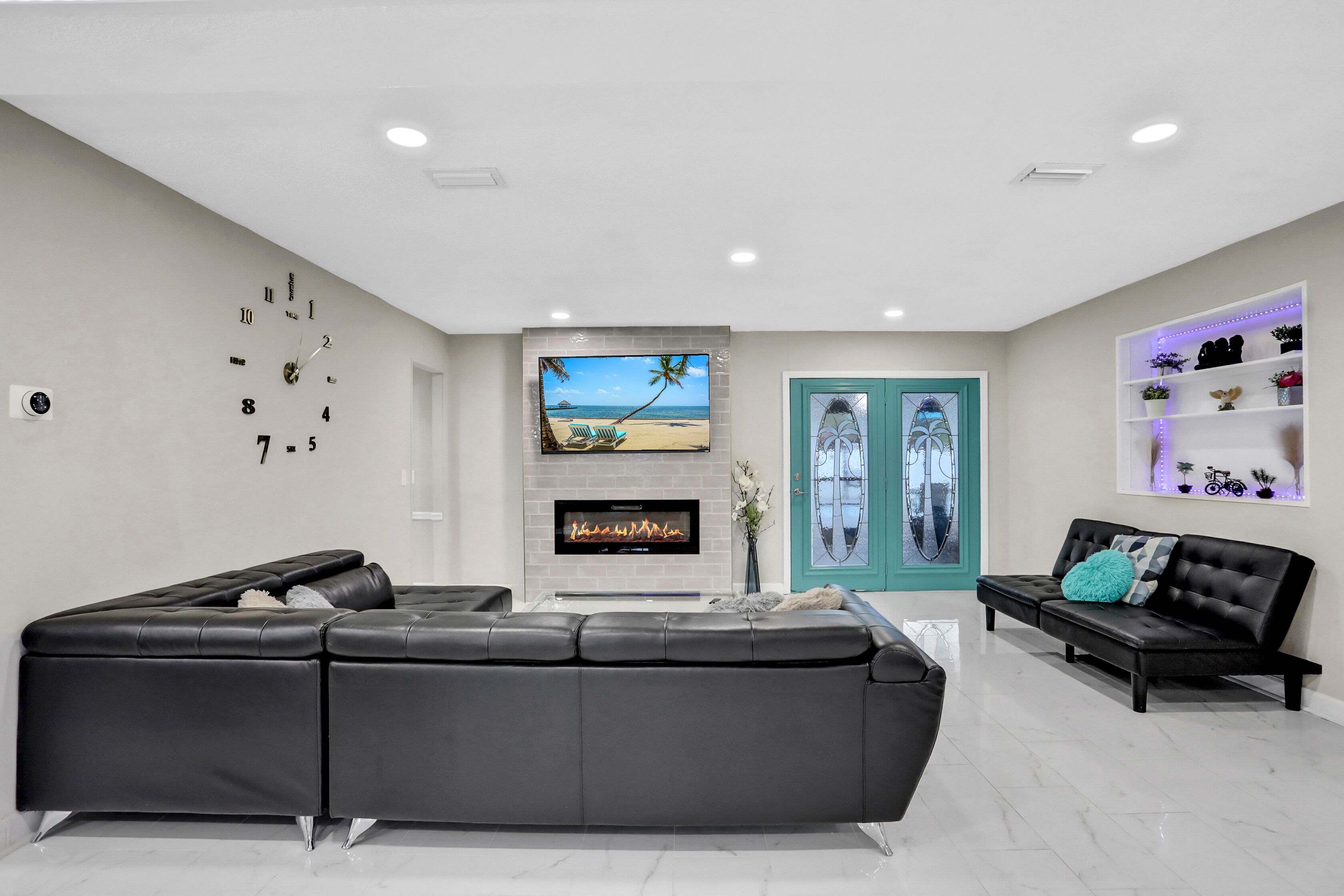 Delighted Modern Home private pool&patio