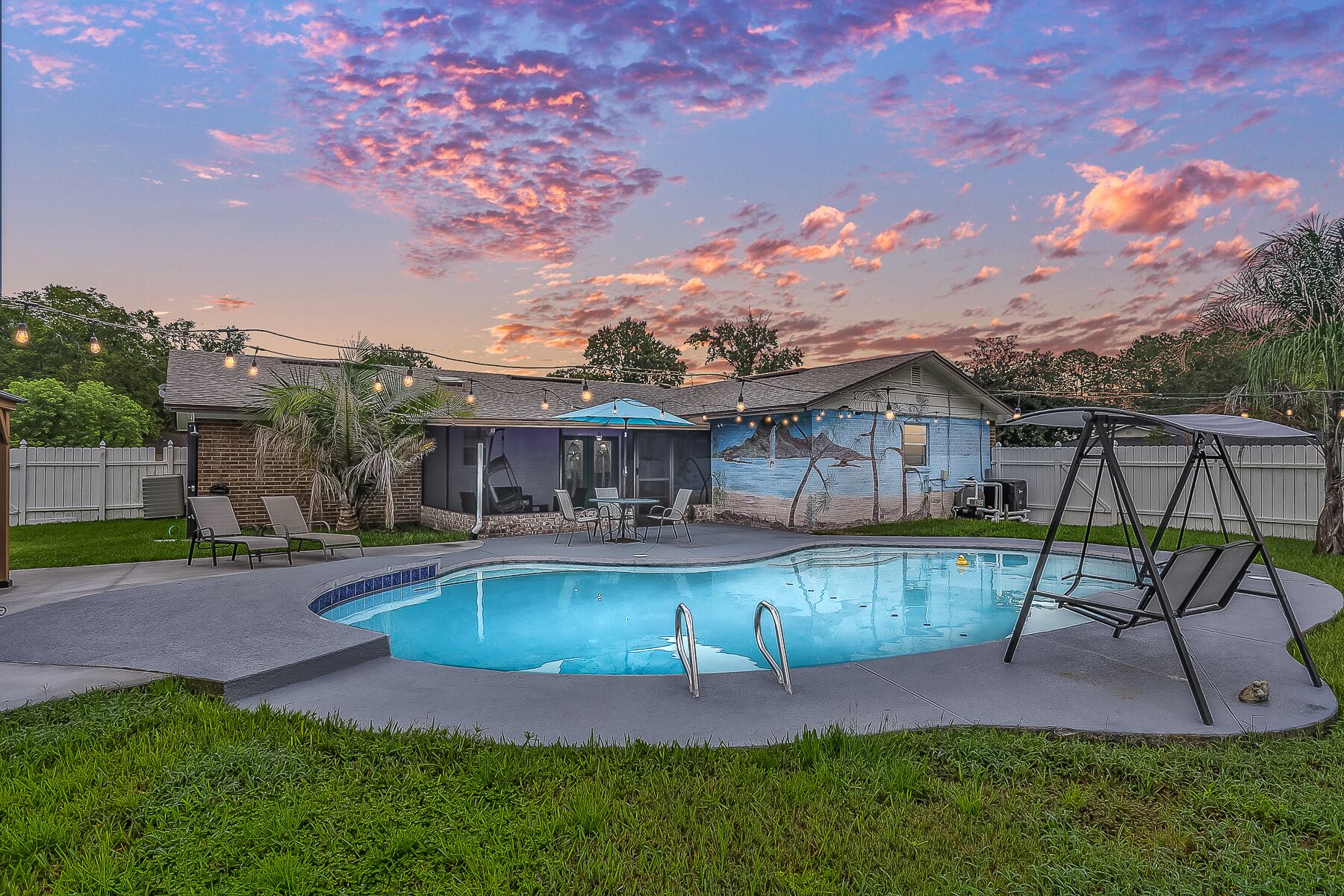 Delighted Modern Home private pool&patio