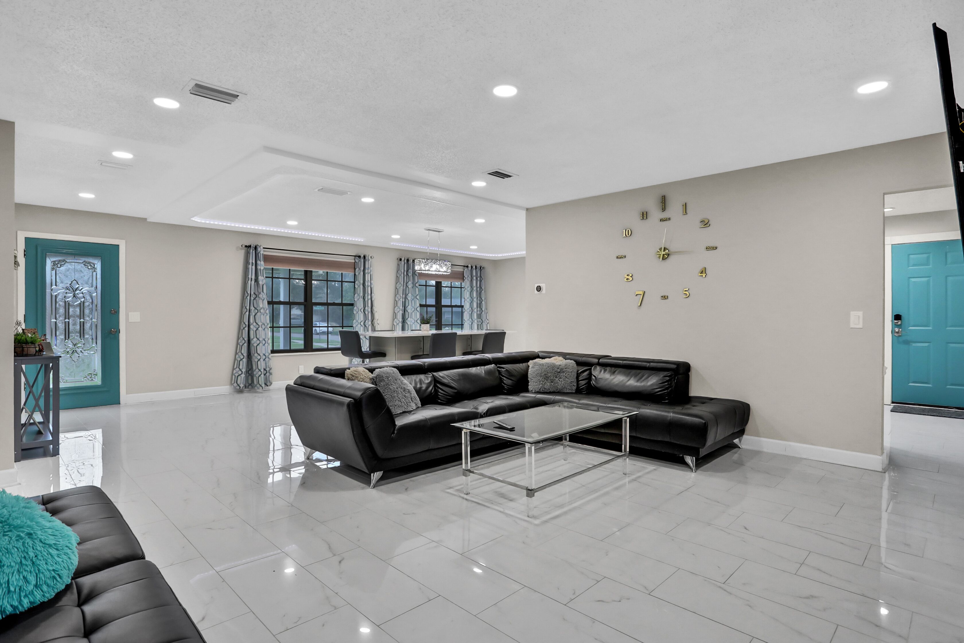 Delighted Modern Home private pool&patio