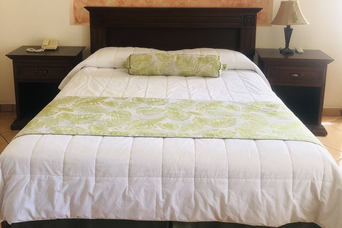 Quarto luxo | Escrivaninha, Wi-Fi de cortesia, roupa de cama
