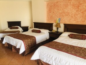 Quarto família | Escrivaninha, Wi-Fi de cortesia, roupa de cama
