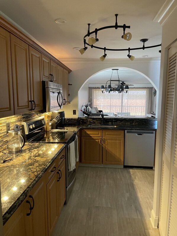 Fridge, microwave, oven, stovetop - Charming Condo in Naples (Naples)