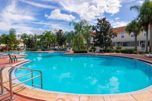 Magical Family Townhome Retreat – Comfort & Convenience Near Top Attractions!