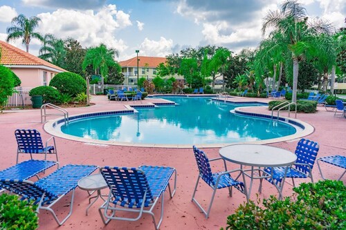 Magical Family Townhome Retreat – Comfort & Convenience Near Top Attractions!