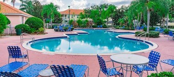 Magical Family Townhome Retreat – Comfort & Convenience Near Top Attractions!