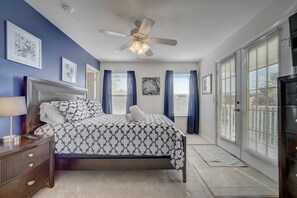 4 habitaciones, escritorio y tabla de planchar con plancha 