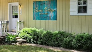 A house with a sign reading 'Corner Cottage' and a phone number. - Cheerful 3 bedroom Corner Cottage (Jasper)