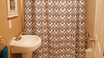 Combined shower/tub, hair dryer, towels