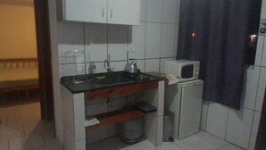 Habitación triple básica | Cocina privada | Refrigerador, microondas, parrilla de estufa y utensilios de cocina 