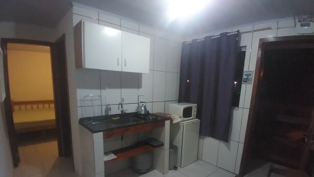 Habitación triple básica | Cocina privada | Refrigerador, microondas, parrilla de estufa y utensilios de cocina 