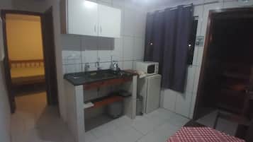 Basic Triple Room | Private kitchen | Fridge, microwave, stovetop, cookware/dishes/utensils
