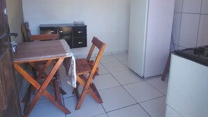 Habitación triple básica | Cocina privada | Refrigerador, microondas, parrilla de estufa y utensilios de cocina 