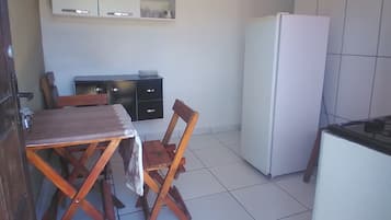 Basic Triple Room | Private kitchen | Fridge, microwave, stovetop, cookware/dishes/utensils