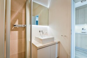 Regadera, secadora de cabello, toallas 