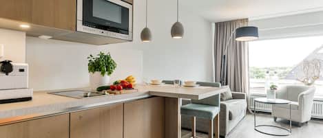 Køleskab, mikrobølgeovn, kogeplade, opvaskemaskine