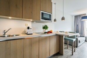 Kühlschrank, Mikrowelle, Herdplatte, Geschirrspüler