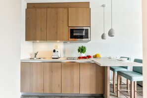 Kühlschrank, Mikrowelle, Herdplatte, Geschirrspüler